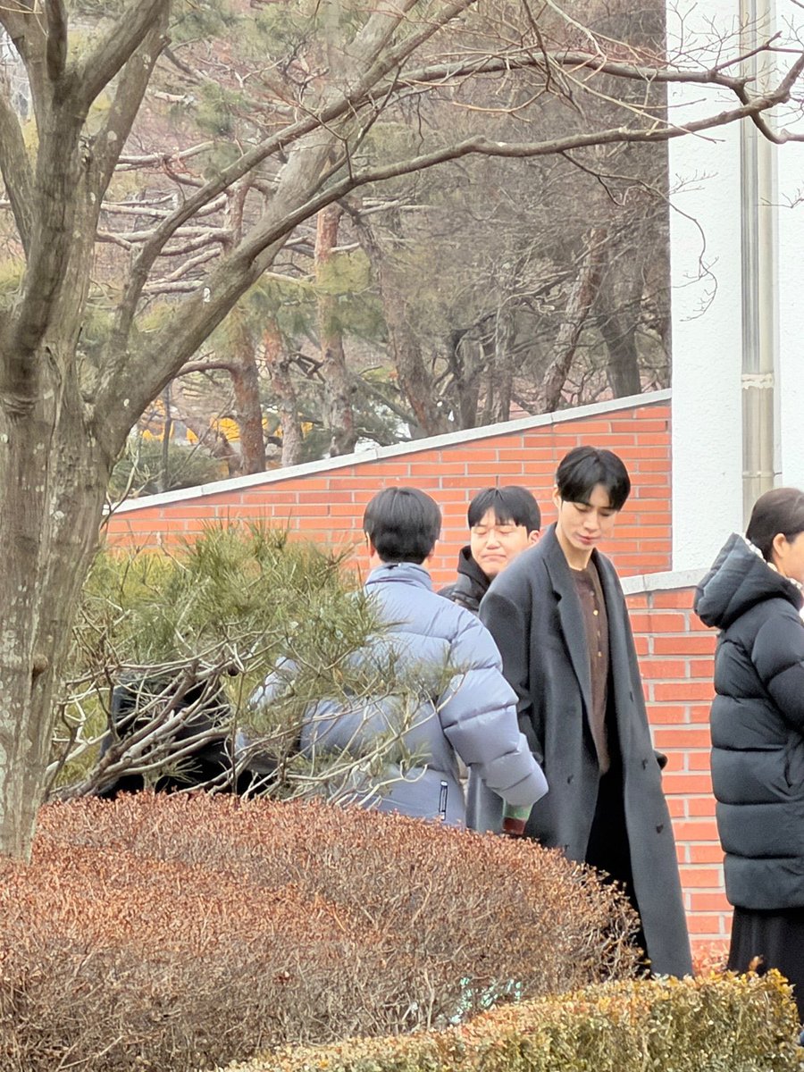 연애박사 촬영 목격담 .ᐟ.ᐟ
오늘도 야외촬영이었나본데
롱코트 추영우 또 왔다…..(⸝⸝o̴̶̷᷄‸o̴̶̷̥᷅⸝⸝)
