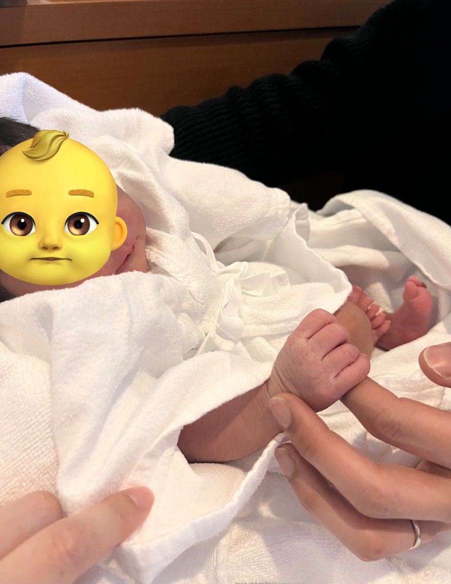 amama_mia's tweet photo. 👶🎀爆誕🫶
出産したのはちょっと前だけど産後ヘロヘロでようやく落ち着いてきました。

生まれた瞬間、自然と涙溢れたよね。
正直、『きつい』『辛い』の妊婦期間だったけど産声聞いた瞬間ぜーーんぶ報われた気がした。
私をママに選んでくれてありがとう。
パパと絶対に幸せにするからね。 https://t.co/YyeIZ2SmMt