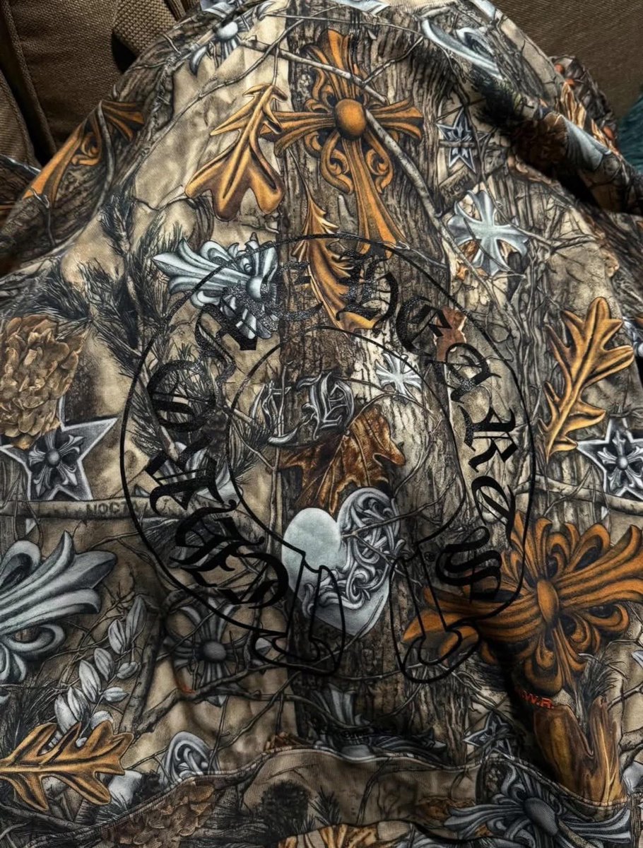 แจ็กเก็ต Nike NOCTA x Chrome Hearts โดย Nike NOCTA เป็นคอลแล็บระหว่าง Nike กับ Drake คอลเล็คชั่นนี้เอ็กคลูซีฟที่สุดในประวัติศาสตร์ไลน์ Nike NOCTA แพงหูฉีก รีเทล 39,000 ดอลล่า (~ 1,231,834 บาท) มันแพงที่ตรงผ้าเทคโนโลยีสปอร์ต ลวดลายพิเศษของ Chrome Hearts และอะไหล่เงินแท้ทุกชิ้น