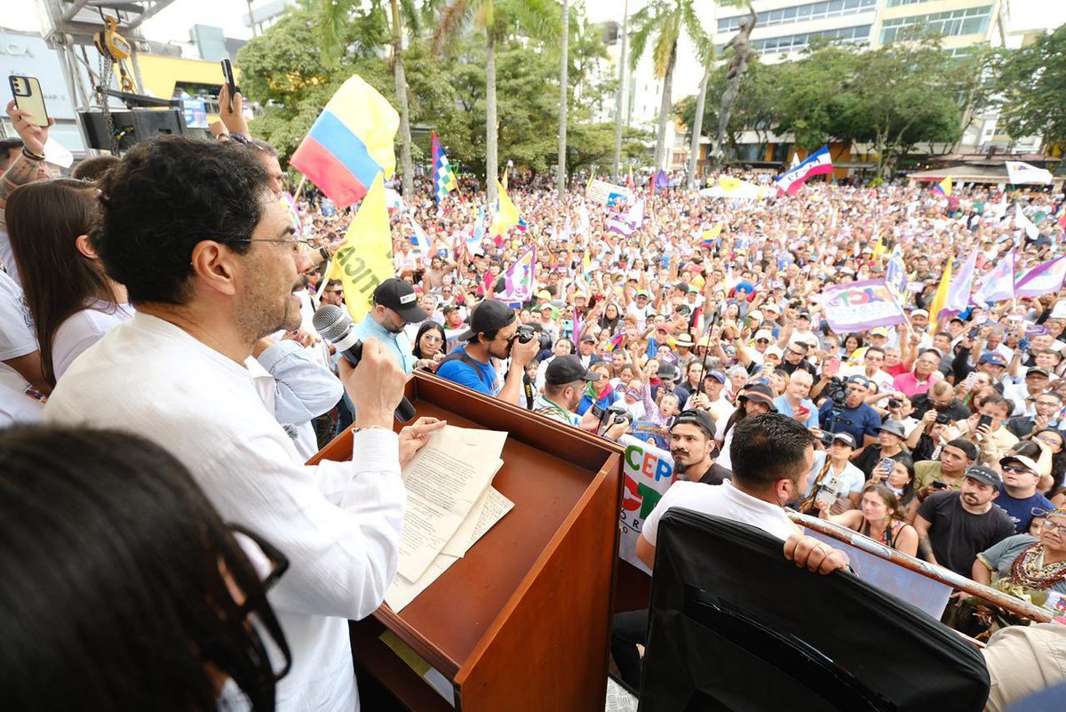 IvanCepedaCast's tweet photo. COMUNICADO PÚBLICO DEL PACTO HISTÓRICO 

Con Iván Cepeda, a ganar en primera vuelta

La consulta popular del pasado 26 de octubre, con la participación de más de 2.700.000 ciudadanas
y ciudadanos, expresó de manera contundente la voluntad democrática del país: Iván Cepeda Castro es el candidato presidencial del Pacto Histórico. En coherencia con ese mandato popular, la Dirección Nacional reafirma que se trata del único aspirante presidencial de nuestra colectividad.

Este resultado es la base de una fuerza política viva y en expansión en cada territorio del país y en el
exterior, comprometida con la continuidad de las reformas sociales y las transformaciones
democráticas que hoy se desarrollan en el primer gobierno progresista que lidera el presidente Gustavo Petro.

Si el CNE llegara a adoptar una decisión que niegue nuestro derecho a participar en la consulta, inscribiremos de inmediato la candidatura presidencial de Iván Cepeda Castro para liderar un gran acuerdo político y social con los sectores progresistas y democráticos, con el propósito de ganar en primera vuelta y profundizar el camino de los cambios.

El Pacto Histórico seguirá siendo protagonista del presente y del futuro de Colombia, defendiendo la voluntad popular, la esperanza colectiva y la justicia social.

Dirección Nacional.
Movimiento Político 
Pacto Histórico

Bogotá D. C., 
4 de febrero de 2026