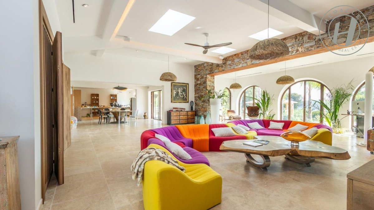 HeracleeGroup's tweet photo. Un salon grandiose baigné de soleil, où les volumes ouverts et la pierre naturelle dialoguent avec un mobilier iconique et ultra coloré ☀️🪨

Un lieu de vie vibrant et sophistiqué, pensé pour recevoir, créer et se détendre avec style 🌈✨ 

#interiordesign #architecture #heraclee https://t.co/SzdCMu7abB