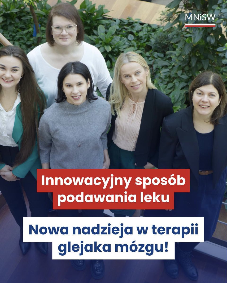 MNiSW_GOV__PL's tweet photo. Polska nauka w walce z rakiem mózgu! 💊🧠

Dzisiaj przypada Międzynarodowy Dzień Walki z Rakiem. To dobra okazja, by zwrócić uwagę nie tylko na znaczenie profilaktyki i pomocy pacjentom, ale również na osiągnięcia nauki, które dają powody do optymizmu.

Naukowczynie z @JagiellonskiUni opracowały innowacyjną metodę podawania leku stosowanego w terapii glejaka mózgu. Dzięki nowym biopolimerowym nośnikom lek może trafiać bezpośrednio tam, gdzie jest potrzebny:

👉 podczas operacji usunięcia guza lub donosowo, z pominięciem krwiobiegu.

Co to oznacza dla pacjentów?

🔬 Bardziej precyzyjne działanie leku
💊 Mniej obciążających skutków ubocznych
🧩 Nowe możliwości uzupełnienia dotychczasowych terapii

To przykład, jak interdyscyplinarna polska nauka - od chemii, przez biotechnologię, po medycynę - pracuje nad rozwiązaniami, które mogą poprawić jakość i skuteczność leczenia onkologicznego.

🤝 Badania zostały sfinansowane przez @NCN_PL, a technologia jest objęta ochroną patentową i przygotowywana do dalszego rozwoju we współpracy z branżą medyczną.

Gratulujemy zespołowi badawczemu z Uniwersytetu Jagiellońskiego i trzymamy kciuki za dalszy rozwój! 👏🇵🇱

Na zdjęciu (od lewej): Aleksandra Krajcer, dr n. med. Ewelina Grzywna (z tyłu), dr Alicja Hinz (z przodu), dr hab. Joanna Lewandowska-Łańcucka, prof. UJ, dr hab. Monika Bzowska, prof. UJ