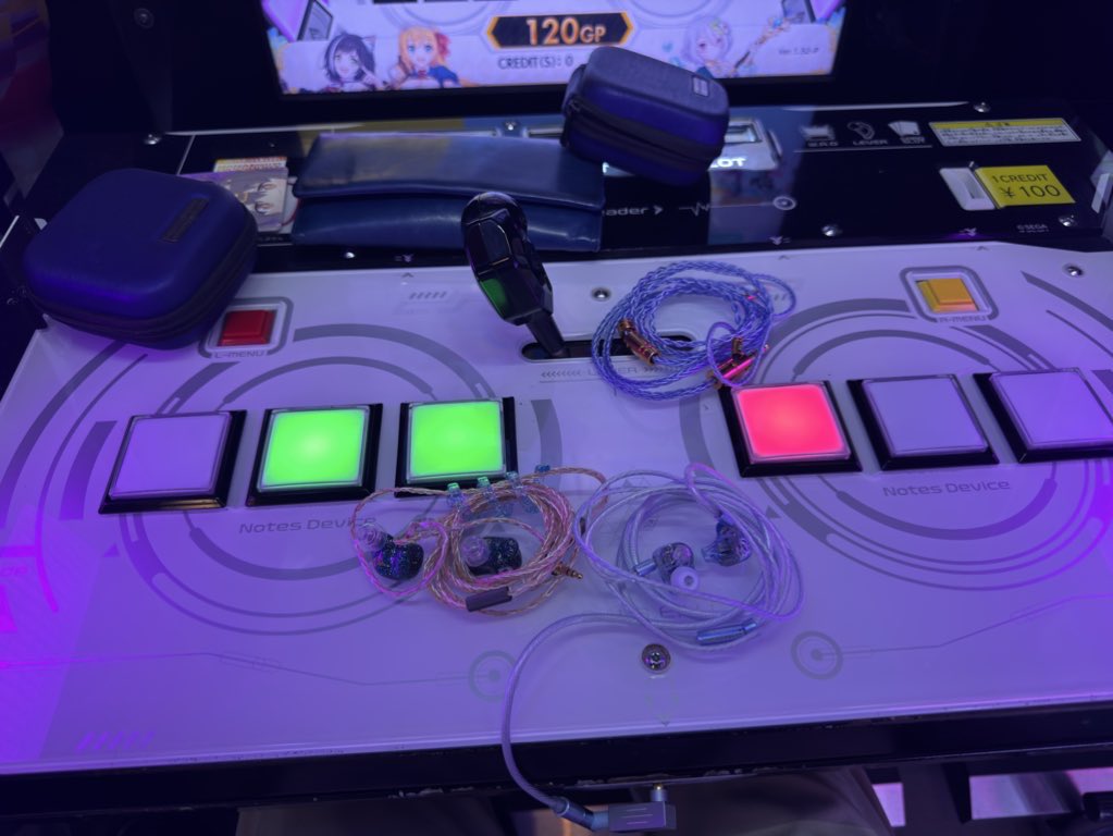 ear_Chaser1968m's tweet photo. ゲームセンターの筐体前でポタオデ(？)をする異常者 https://t.co/e1tFTOe8no