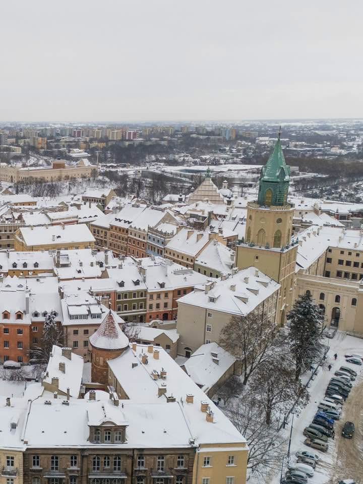 Miasto_Lublin's tweet photo. Temperatury dziś nieco odpuściły, jednak zima nie daje o sobie zapomnieć ⛄️ ❄️ #Lublin w zimowej odsłonie mówi dziś „dzień dobry”. Miłego dnia ☕✨
#DzienDobry #Sroda https://t.co/PkijYxUuoN