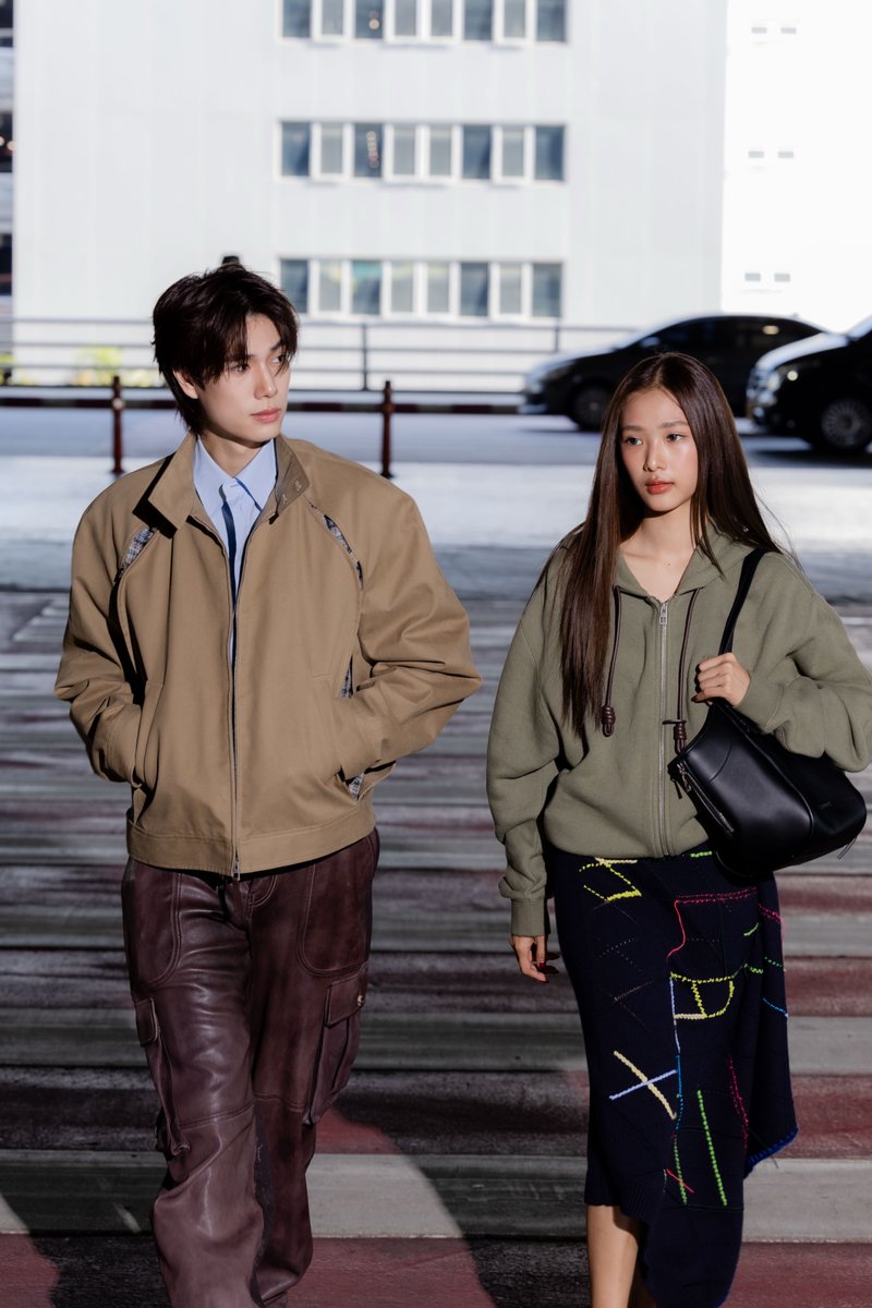 mintmag_th's tweet image. พร้อมบิน! ส่องแอร์พอร์ตลุคของหนุ่ม ‘ภูวินทร์’ และสาว ‘ฟิล์ม’ เตรียมออกเดินทางสู่สิงคโปร์ เพื่อร่วมชมพรีเซ็นเทชั่นคอลเลคชั่นสำหรับสุภาพสตรี ประจำฤดูใบไม้ผลิ–ฤดูร้อน 2026 จาก LOEWE ที่จะจัดขึ้นในวันที่ 5 กุมภาพันธ์นี้ 💚

#phuwintang #filmracha 
#LOEWE
#LOEWESS26
#LOEWExPhuwin…