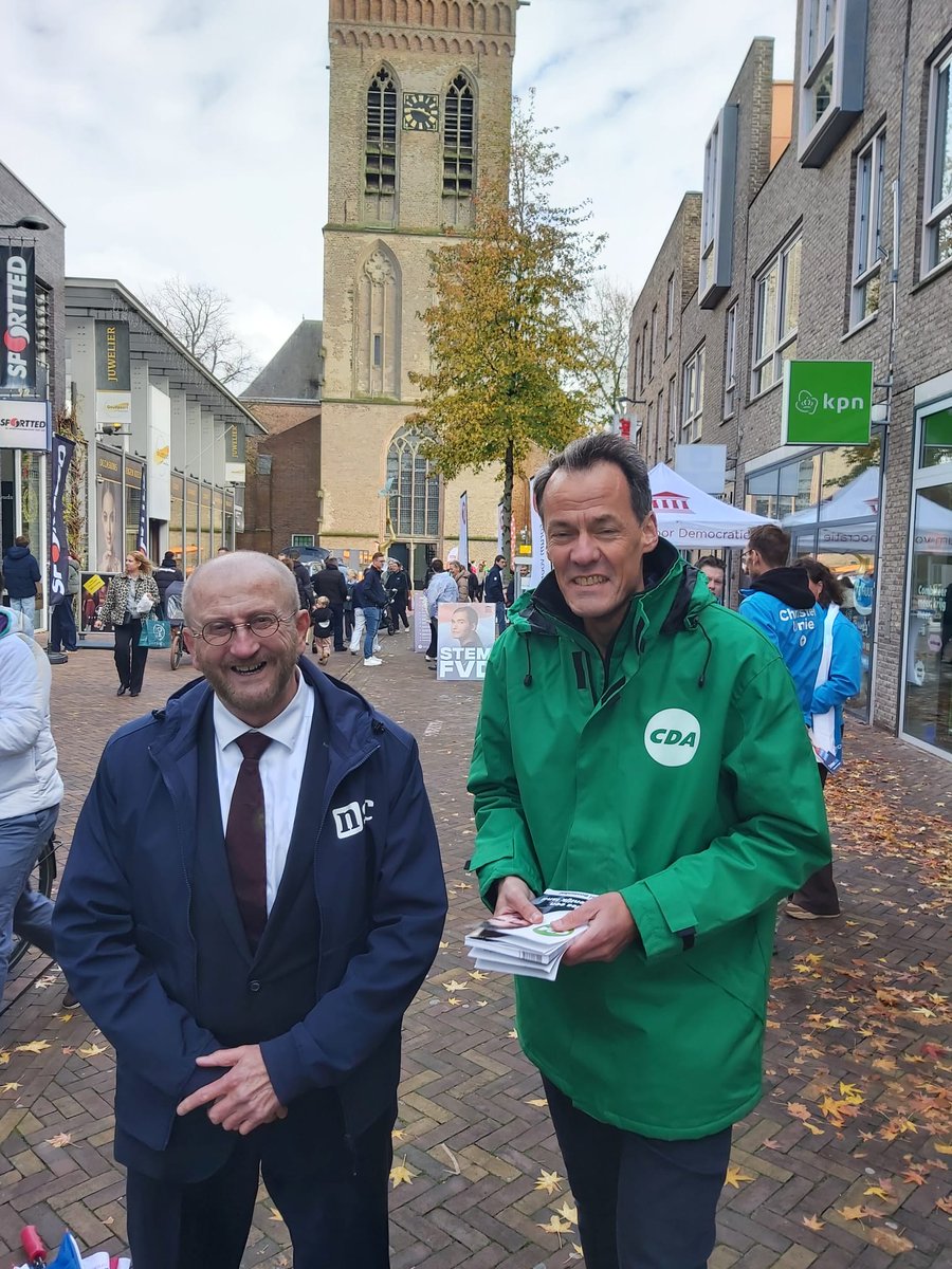 PeterGrim5's tweet photo. Even een ontspannen foto tussen de te verwachten berichten. Een onderonsje tussen mij en Tijs van den Brink, @TijsvandenBrink tijdens de flyeractie op 25 oktober in Ede. Van journalistiek naar politiek. Het heeft zijn partij meer opgeleverd dan mijn partij NSC, @NwSocContract . Dat was te verwachten, maar wij hadden met ons partijprogramma zeker in de Kamer thuis gehoord.
