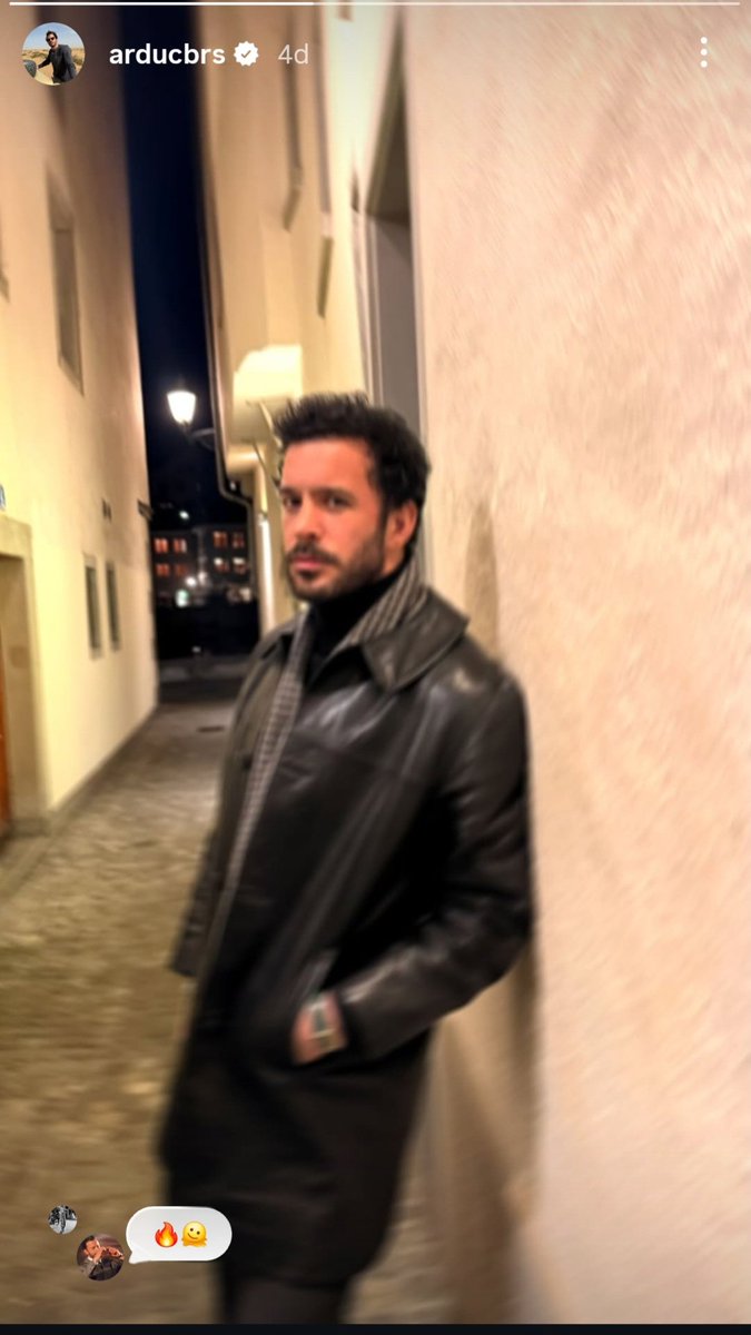 maviyesil8587_'s tweet photo. Barış italya ya mi geçtin ne yaptin?😂😂
Bana bu sahneyi anımsattı bu poz😂

#BarışArduç #ElçinSangu #KiralıkAşk

@baris_arduc https://t.co/NIbIFz6AE1