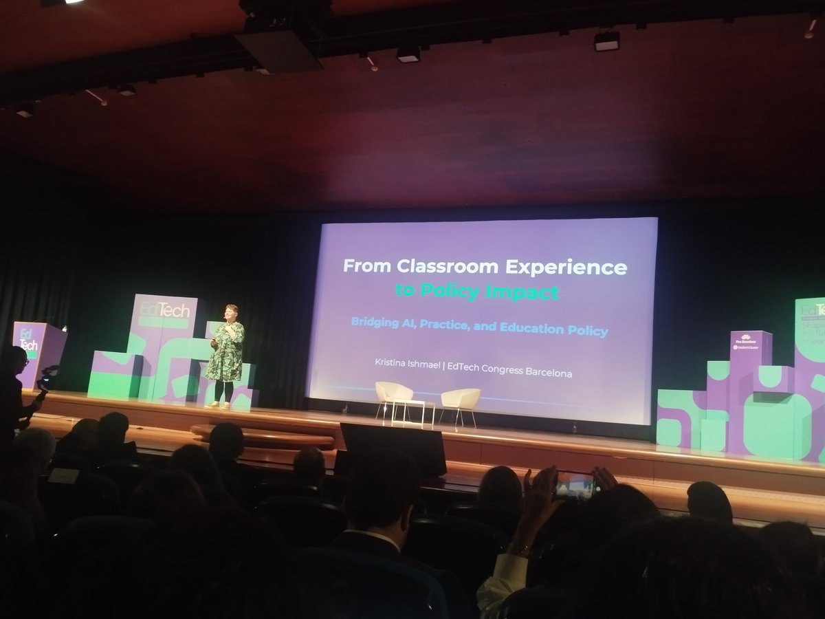newfocus2's tweet photo. Comencem el dia al congrés @edtech #EdTech26 amb la presentació de #mikeblackman i la primera ponència de #kmishmael https://t.co/BnU82Ygixm
