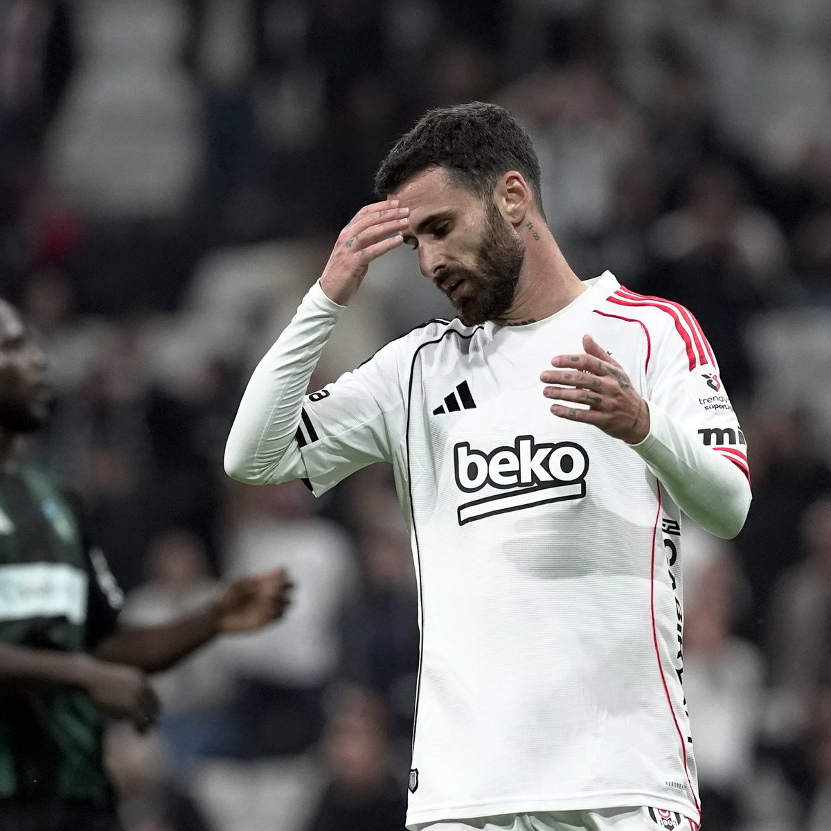 weexsports's tweet photo. Beşiktaş~Rafa Silva…

🗣️Rafa Silva'nın menajeri Joao Araujo: 

“Serdal Adalı, Rafa Silva’dan sezon sonuna kadar oynamasını istedi. 

Ardından teknik direktör Sergen Yalçın’ın açıklamaları ve bununla da sınırlı kalmayan, oyuncuyu rahatsız eden gelişmeler yaşandı. 

Bu durum, benim de taraflarla yeniden konuşmamı gerektirdi. Kulüp içinde ise insanlar arasında açık bir iletişim eksikliği vardı.”

[Maisfutebol]