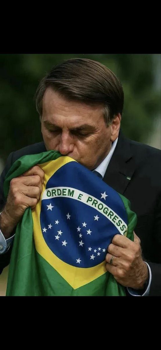 SheilaBarriosSP's tweet photo. EU SOU BOLSONARISTA — E SÓ! 

Não existe "eduardista", "flavista", "carlista", "michellista" nem outro "ista" qualquer — inventados sob emoção e desejos por likes, ou para diluir a identidade bolsonarista. Embora todos tenham 'Bolsonaro' no sobrenome, não são o mesmo que Jair Bolsonaro. Pelo contrário. Estão longe de sê-lo. 

Em 2018, a imprensa esquerdista, raivosa com a vitória esmagadora de Jair Bolsonaro, tentou desqualificar seus eleitores. "Eles não são de direita, são apenas bolsonaristas". 
Mas o que era para ser um xingamento, um rótulo pejorativo com viés segregador, virou orgulho. Assumimos a alcunha de peito aberto. 

Porque ser bolsonarista não é apenas carregar uma denominação política; significa um projeto de país melhor. E acima de tudo, significa a escolha de um líder bom, honesto, íntegro, que defende com firmeza as pautas conservadoras: Deus, Pátria, Família — e, logo depois, completamos com o que não pode faltar: a Liberdade.

Quem é verdadeiramente bolsonarista é direita raiz. Sem maquiagem, sem conchavos, sem "centro" disfarçado. 

Bolsonarismo não é modinha passageira. É missão e consciência perene que vieram para ficar. Pois, ‘bolsonarismo’ representa o povo que acordou e não aceita mais ser enganado — nem aceita fechar os olhos. Não há outro movimento político no Brasil tão vivo, tão enraizado e com tanta força para permanecer e prevalecer. 

Enquanto houver perseguição, enquanto houver presos políticos inocentes e um líder injustiçado, a nossa batalha continuará. A missão do bolsonarismo deve perdurar e atravessar gerações. 

Quem não arregaça as mangas em prol da liberdade até conquistá-la, não merece ser chamado de direita Bolsonarista. 

Ponto.