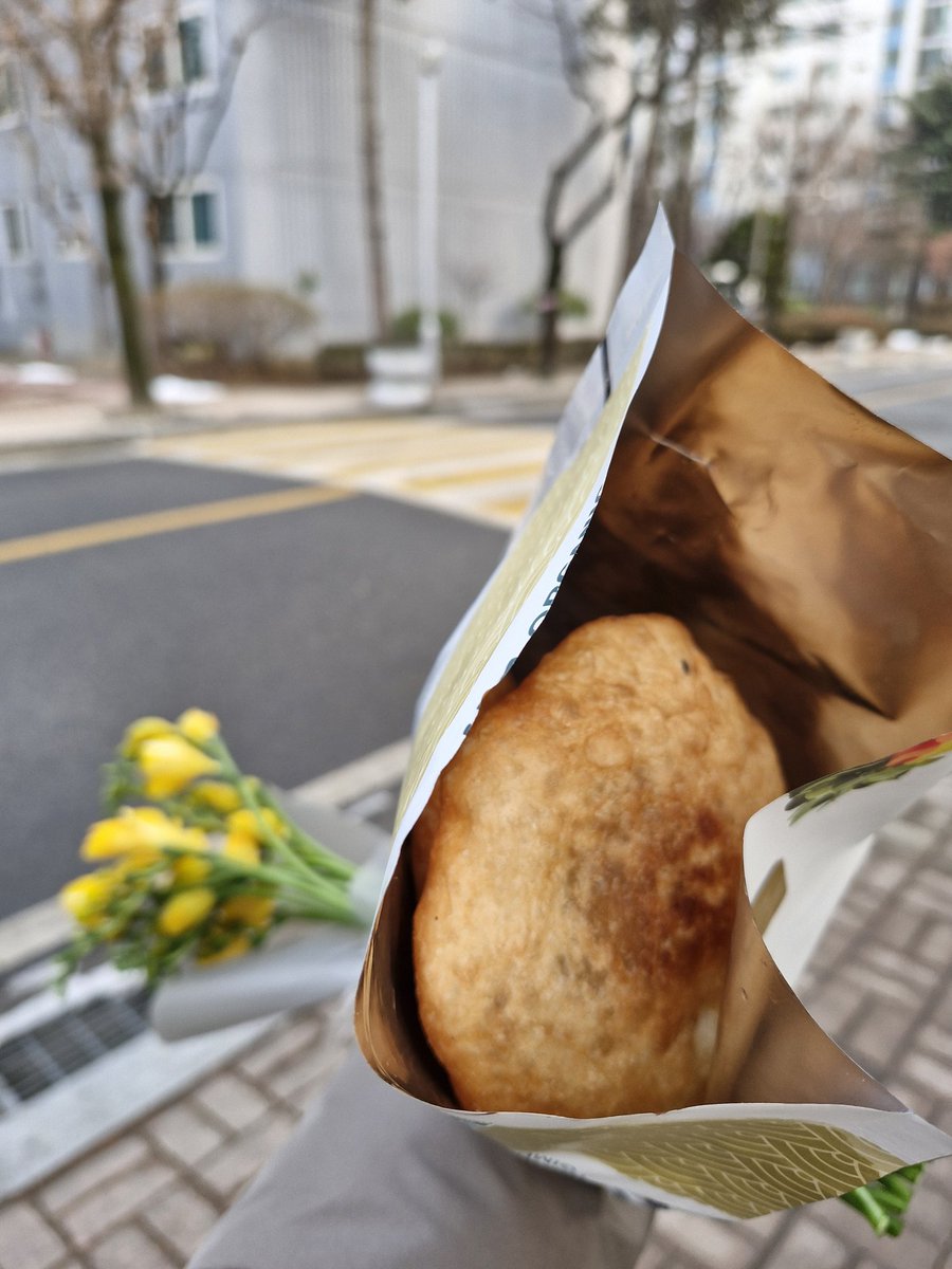 수요일 호떡 트럭이 오는 날이다.
저거 네 개 다 내 거다.
식을라 재빠르게 걸어 동생 사무실에
가서 나눠 먹었다.
저녁에 삼겹살 먹기로 했는데
패스 하기로 함.

프리지아가 보이길래 한단 샀다.