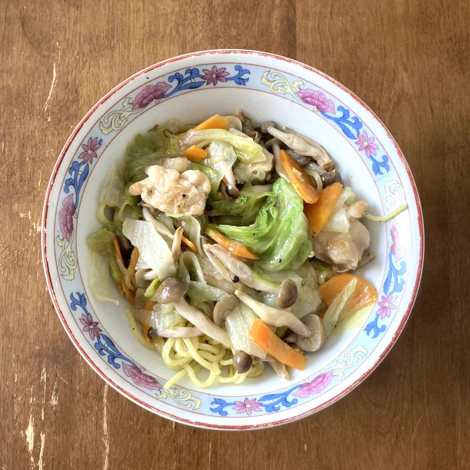 写真は自作のからしそば。
お店で食べるともっと「あん」がたっぷりだと思います。見えないけどちゃんとからし入ってます。

『しょうゆさしの食いしん本おかわり』2巻
発売中〜 