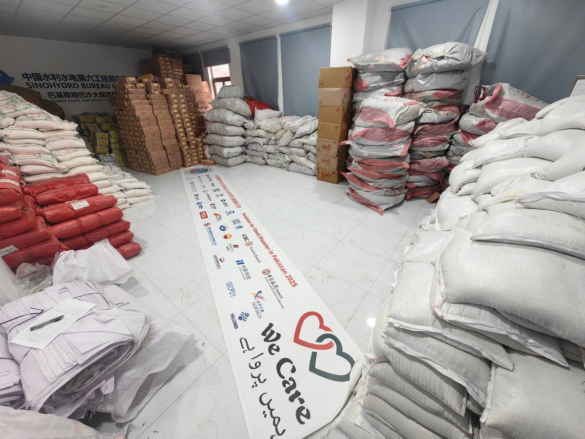 PowerChina_PK's tweet image. #MakingADifference
Recently, young volunteers from POWERCHINA's Diamer Basha Dam Project teamed up with #CCCPK to deliver 550 relief packages to remote flood-affected villages. Over 500 households received essential supplies like rice, flour, cooking oil, blankets and waterproof