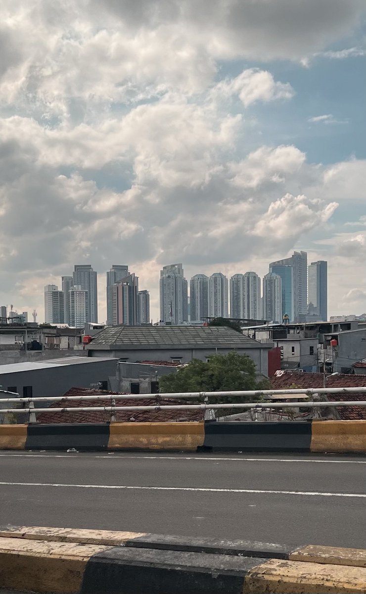 Tenryusai's tweet photo. Daily View di Jakarta https://t.co/nf7wh6O4en