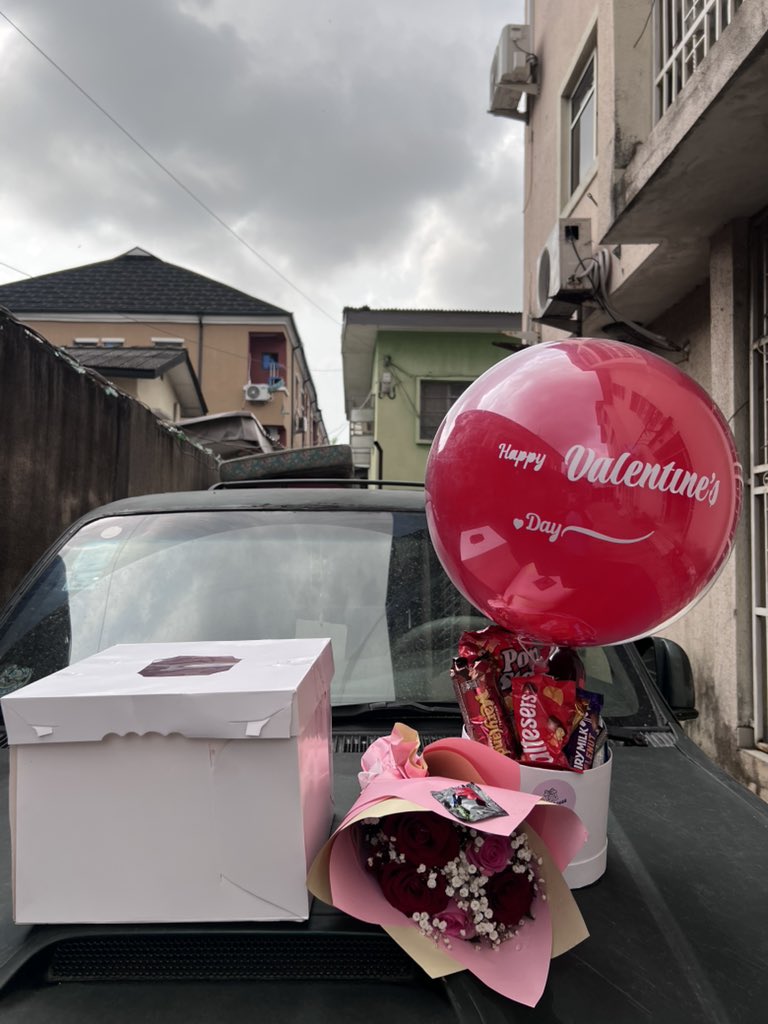 Hot Air Balloon Treat Box 
8’ inch 2 layers cake 
Fresh Flowers (5 stems )with card

115K

This is part of our Valentine’s Day collection.

Bookings are now open ✨

Only 2 Saturdays left limited slots available.