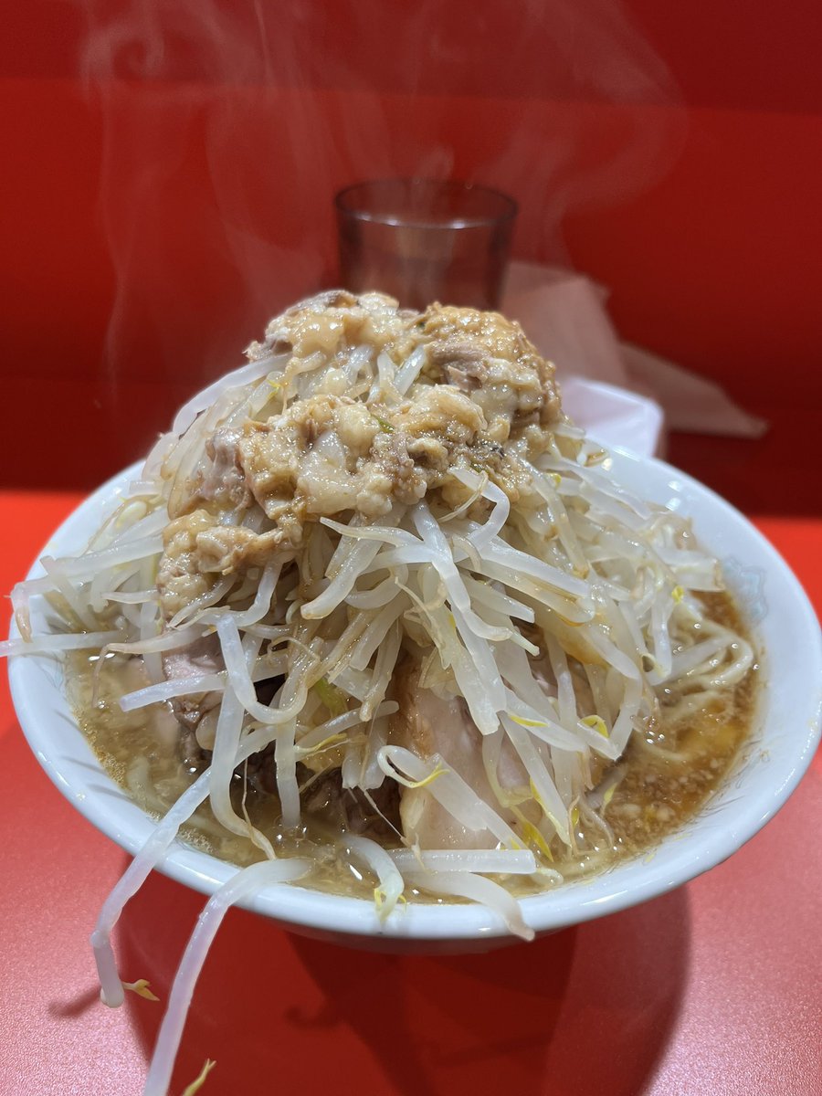 kojimbo1's tweet photo. 断言します

日本一美味い二郎です

ラーメン二郎　名古屋　大曽根店

ここに来る為だけに札幌から弾丸旅
16時並び開始で2ndロッド

小豚、全部

麺が美味い
スープが美味い
ブタが美味い

最高過ぎる

仕事が丁寧で、ショーを見ているよう
そして店主が優しくて神様です

もう❤️ですわ https://t.co/51ol7hdcB1