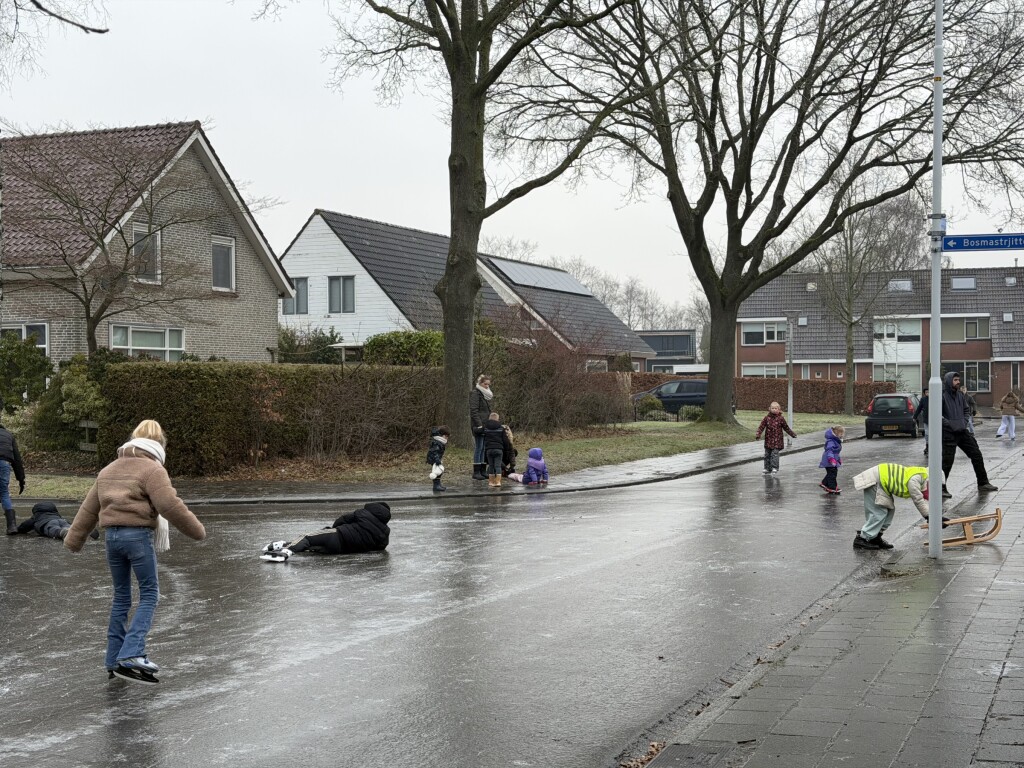 Schaatspret op straat door #ijzel in Friesland! Naast ongemak, levert het ook plezier op! #coderood #Weeralarm #schaatsen

📷 Peter, Drogeham