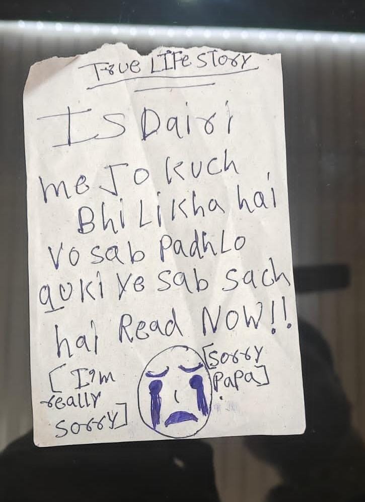 kaankit's tweet photo. गाजियाबाद में सामने आई यह घटना बेहद विचलित करने वाली और डराने वाली है। 

बीती रात एक आवासीय इमारत से तीन नाबालिग बहनों ने 9वीं मंज़िल से कूदकर जान दे दी। तीनों को अस्पताल ले जाया गया, जहां उन्हें मृत घोषित कर दिया गया।

पुलिस के मुताबिक, इस मामले में एक सुसाइड नोट बरामद हुआ है। नोट से संकेत मिलता है कि तीनों लड़कियां कोरियन संस्कृति से प्रभावित थीं। हालांकि, किसी खास ऐप या गेम का नाम नोट में दर्ज नहीं है। घटना के समय पूरा परिवार घर में मौजूद था, लेकिन सभी सो रहे थे।

स्थानीय लोगों और शुरुआती जानकारी के अनुसार, यह भी कहा जा रहा है कि तीनों बहनें एक ऑनलाइन टास्क-बेस्ड गेम खेलती थीं।

यह बच्चों और किशोरों में मोबाइल की लत का एक डरावना उदाहरण है। यह हर माता-पिता और समाज के लिए एक गंभीर चेतावनी भी है। बच्चों के मोबाइल इस्तेमाल, ऑनलाइन गेमिंग और सोशल मीडिया गतिविधियों पर नज़र रखना अब एक ज़रूरी जिम्मेदारी बन चुका है।