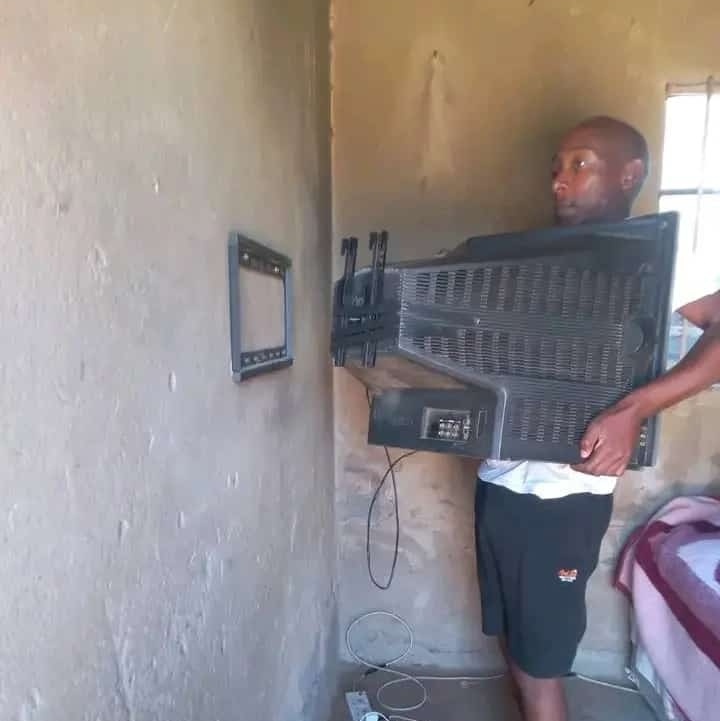 Tuone mambo yalivyokwenda emirates ambapo chelsea wanahitaji ushindi ili kufuzu. Baby siu amesema yakua kama utd aliweza kushinda katika uwanja huu, basi hawaezi lemewa. Tukumbuke safu ya ushambulizi ina majina tajika kama kopama na estebao maarufu neymar the 2nd. Chesa!