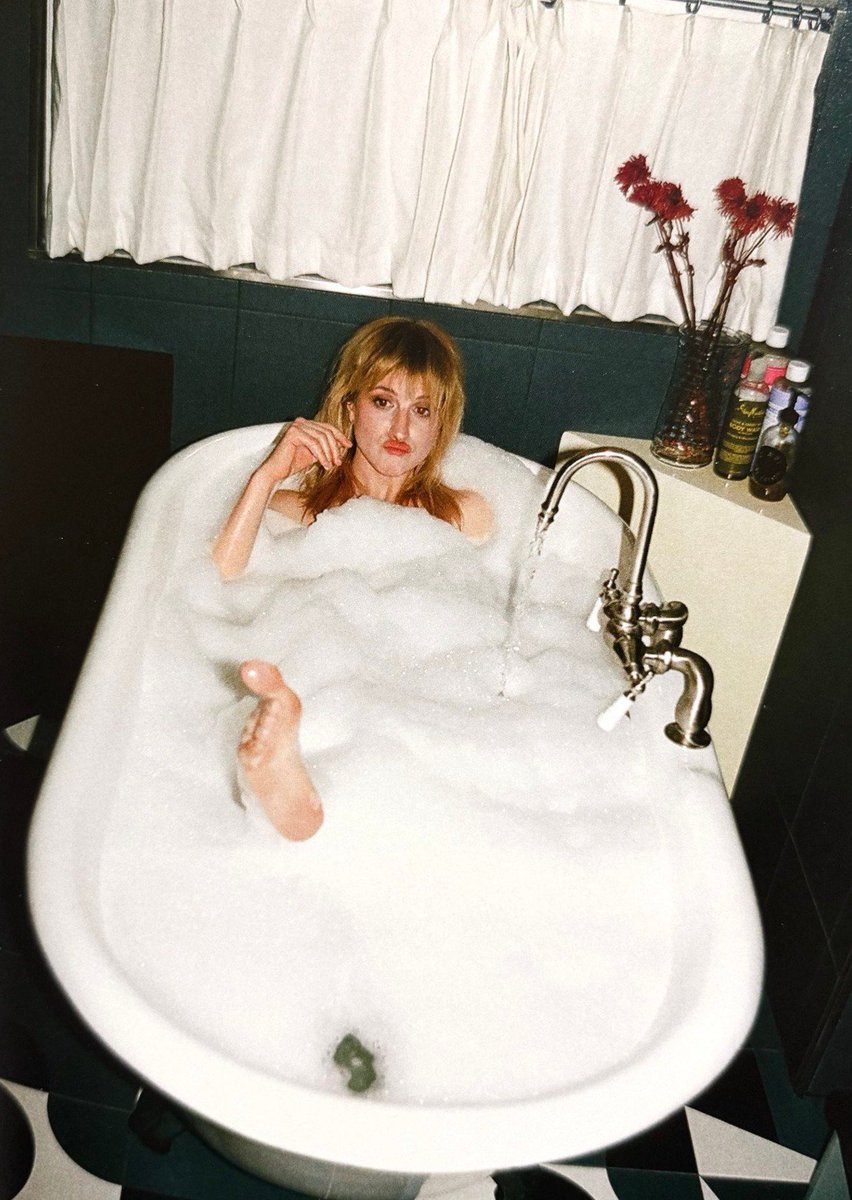 GoggleFeet's tweet photo. Hayley Williams https://t.co/SEdf6ZJuem