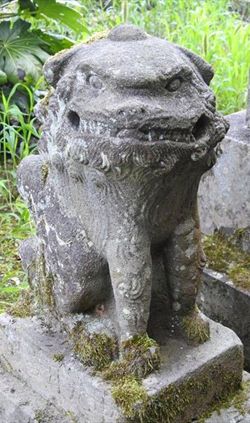 reonocc's tweet image. 毎週水曜日 #柏崎日報 #呑んべぃ親父の独り言。2月4日は「はじめ狛犬」。神社めぐりをしていると、「なんじゃこりゃ」と、思わず笑ってしまう異形な獅子狛犬と出会うことがある。このゆるキャラ？みたいな奴らが生まれた真相を語ります。是非ご一読下さい。