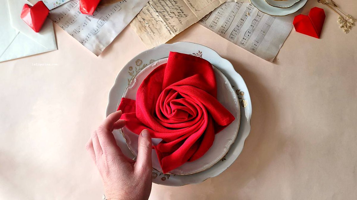 LaFigurinaBlog's tweet photo. Il #tovagliolo, spesso sottovalutato, può diventare il vero protagonista della mise en place. Ecco tre idee romantiche per piegare il tovagliolo e decorare la tavola di #SanValentino. Quale tra queste sceglieresti per stupire la tua dolce metà? https://t.co/NEJnyJ32TU https://t.co/N9p1C1XmDt