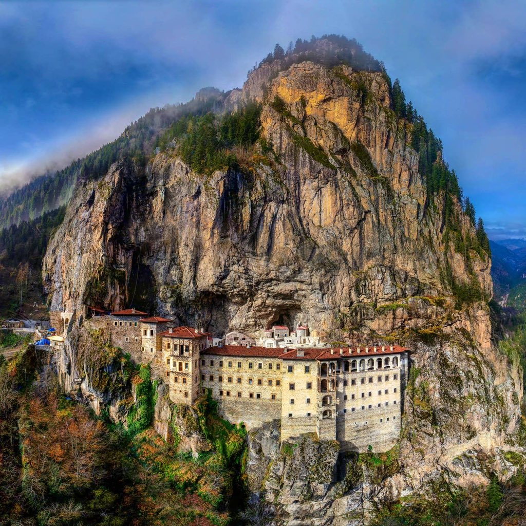 trabzoniktm's tweet photo. Tarihin, doğanın ve mimarinin benzersiz buluşma noktası: Sümela Manastırı
Trabzon’un uluslararası düzeyde tanınan simge yapılarından biri.
Fotoğraf : @metinozturk_photo
#trabzon #sumelamonastery #tarih #hostory #cometoseetrabzon https://t.co/1JW5Aydq4G