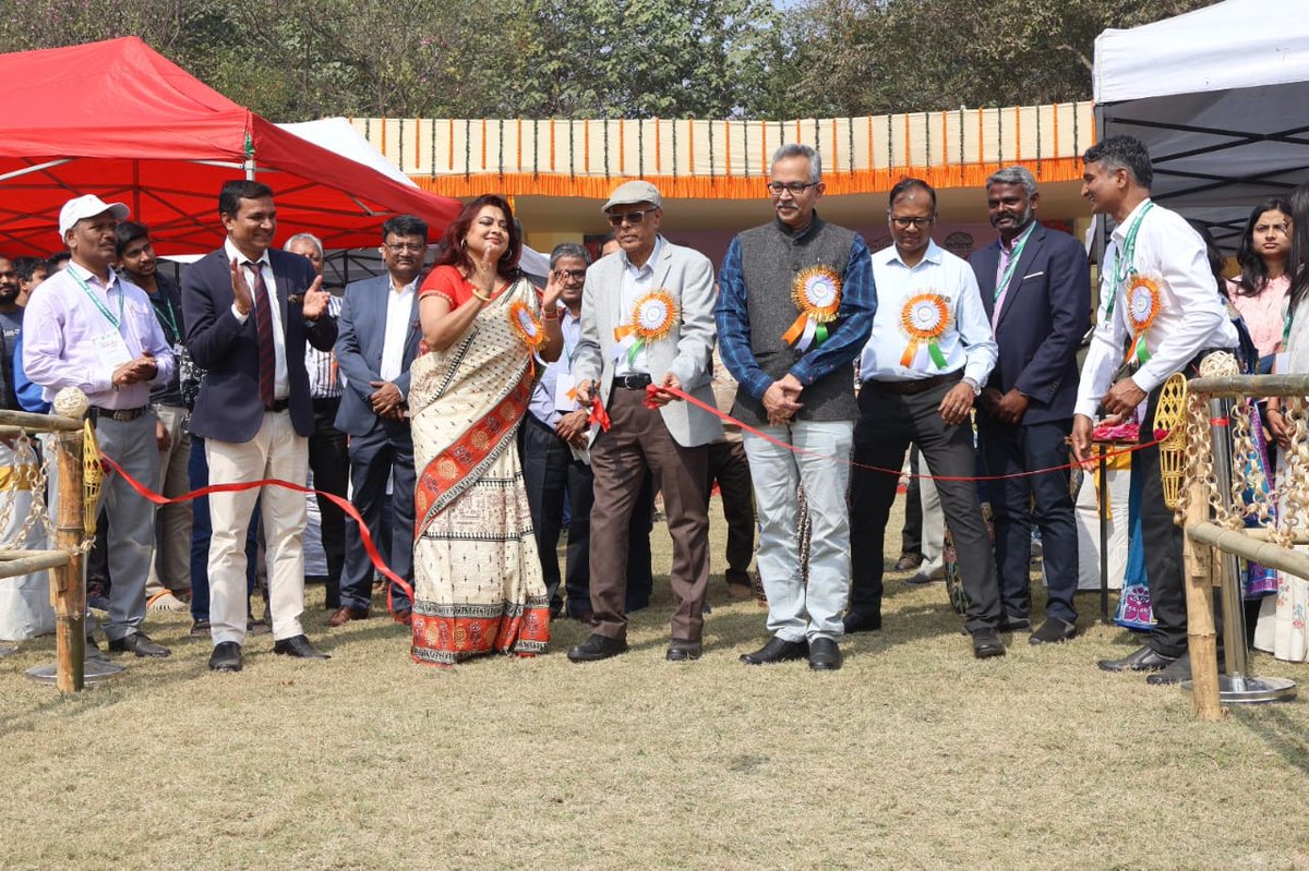 ZoologicalI's tweet photo. The Annual Flower Show at AJCBIBG Howrah was inaugurated by Dr. Dhriti Banerjee, Director, ZSI along with Prof. VMSR Murthy, Director IIEST and other dignitaries. This year's show based on #Sustainability via the #LiFE initiative. 
Visit before Feb 5! #ZSI #BSI #FlowerShow https://t.co/exdzLVE0LI