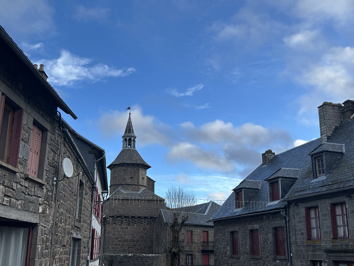 alejandra_sancy's tweet image. #meteo mercredi 4 février 9h50 à Besse 
2°C ciel mitigé 💨🌥️ 
@MeteoSancy @otsancy
