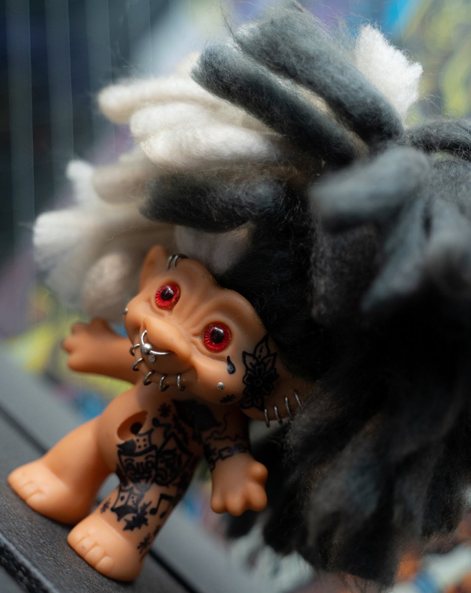 【CUSTOM TROLL】
RESOLUTION OSAKA LIMITED

ヴィンテージトロールに
Tattoo Art, Piercingを施したカスタムトイ

RESOLUTION OSAKA限定販売

ハンドメイド商品のため
どのアイテムも1点限りとなります。

PRICE：
LARGE 8,800 yen
SMALL 5,500 yen

shop.monster-gallery.jp/collections/cu…