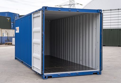 willboxuk's tweet photo. Need extra space? Your solution IS HERE! ✅📦

Take a look at our bestselling 20ft shipping containers for hire. They provide secure, durable onsite storage - ideal for large machinery, tools, or equipment that needs to be kept dry and organised. 

#container https://t.co/DHOuhZdeiV