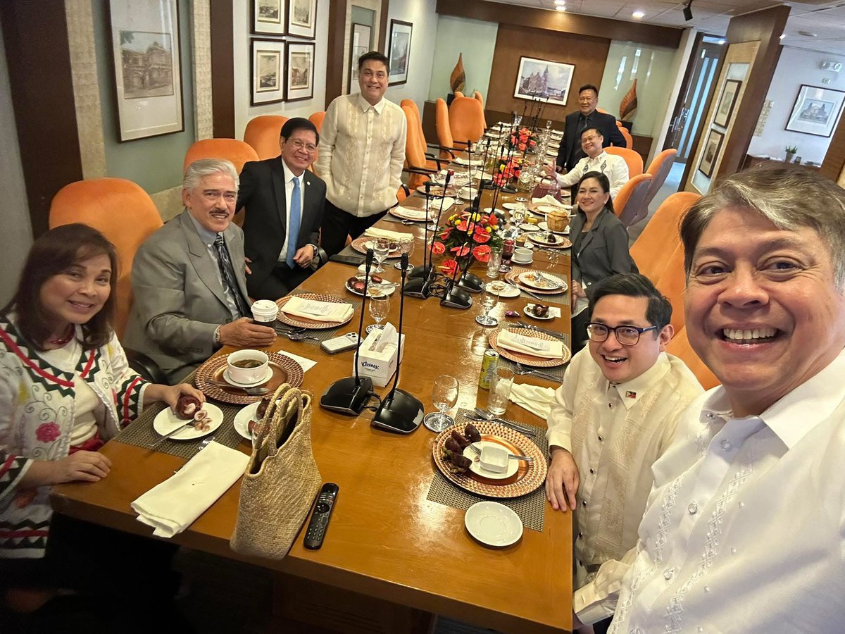 jesusfalcis's tweet photo. AHAHAHA ang lakas mang asar ni Senator Kiko Pangilinan.

Kain kain with Senator Loren Legarda – the woman that the DDS Bloc is poaching! https://t.co/j5xFJHPuks