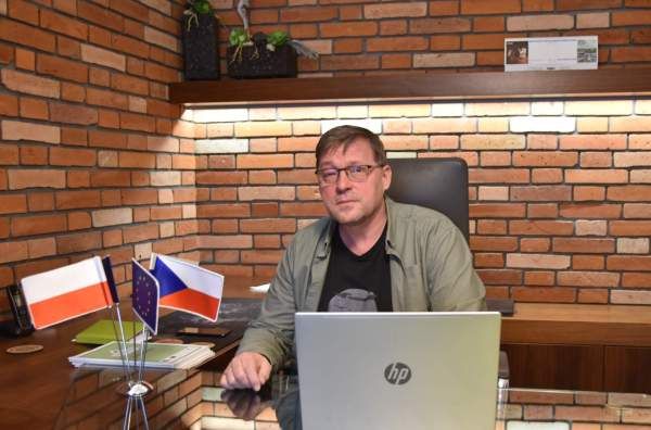 Średnia Szkoła w Jabłonkowie otwiera w przyszłym roku szkolnym nowy kierunek. Jest nim akademia handlowa. Od 1 września ma on kształcić 15 uczniów, którzy oprócz języka angielskiego będą się uczyć obowiązkowo również polskiego. buff.ly/7taKWh5