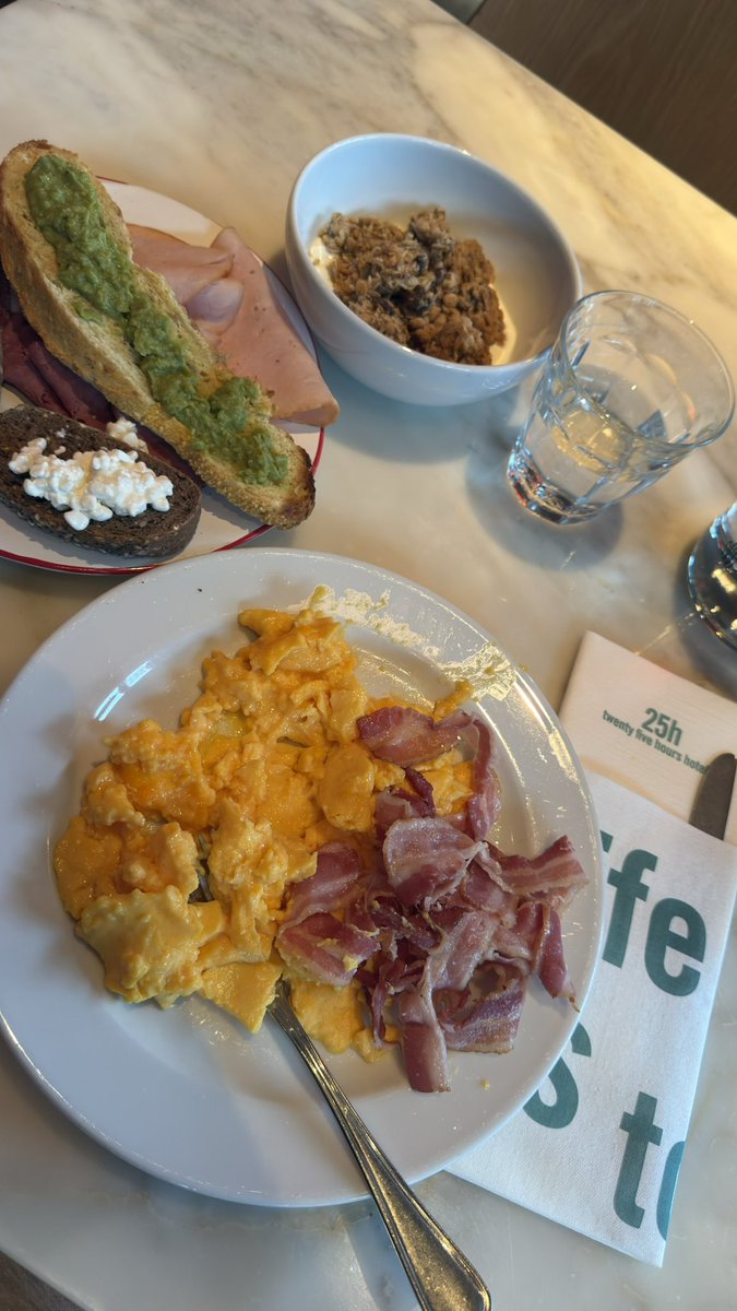 Tercer día en Zürich🇨🇭

Como no voy a enamorarme de este estilo de vida? 😌 

Hoy vamos de excursión a la montaña para echar carreras en trineo

Literalmente soy feliz 😊