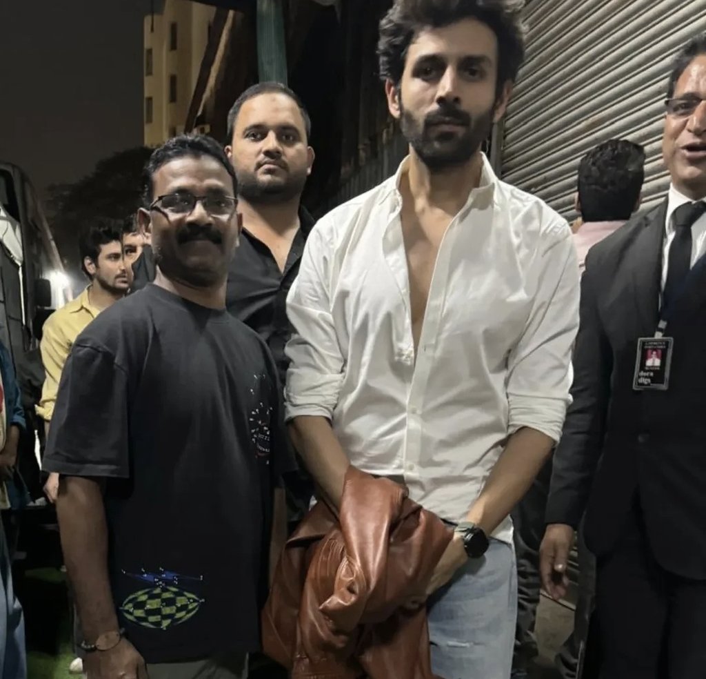 Yasinyash111's tweet photo. KA spotted Last Nyt on sets😍❤️‍🔥
#KartikAaryan https://t.co/tsANBu86fV