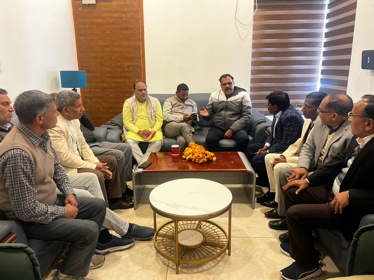 sudeshKataria23's tweet photo. आज #दादरी प्रवास के दौरान हमारा संविधान हमारा स्वाभिमान जन चेतना ट्रस्ट के पदाधिकारियों, समाज के प्रबुद्धजनों और युवा साथियों से मुलाकात कर आत्मीय संवाद किया। इस दौरान  सामाजिक समरता और विभिन्न जनहित के मुद्दों पर सार्थक चर्चा हुई।

आज, इस अवसर पर विगत 31 जनवरी को उमरी में गुरु महाराज जी की जयंती पर आयोजित राज्य स्तरीय समारोह के सफल आयोजन के लिए सभी साथियों को बधाई देकर आभार व्यक्त किया।

आप सभी से मिले स्नेह, सम्मान और वरिष्ठजनों से मिले आशीर्वाद के लिए सभी का हृदय से आभार व्यक्त करता हूँ।