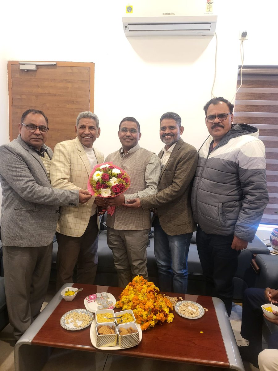 sudeshKataria23's tweet photo. आज #दादरी प्रवास के दौरान हमारा संविधान हमारा स्वाभिमान जन चेतना ट्रस्ट के पदाधिकारियों, समाज के प्रबुद्धजनों और युवा साथियों से मुलाकात कर आत्मीय संवाद किया। इस दौरान  सामाजिक समरता और विभिन्न जनहित के मुद्दों पर सार्थक चर्चा हुई।

आज, इस अवसर पर विगत 31 जनवरी को उमरी में गुरु महाराज जी की जयंती पर आयोजित राज्य स्तरीय समारोह के सफल आयोजन के लिए सभी साथियों को बधाई देकर आभार व्यक्त किया।

आप सभी से मिले स्नेह, सम्मान और वरिष्ठजनों से मिले आशीर्वाद के लिए सभी का हृदय से आभार व्यक्त करता हूँ।
