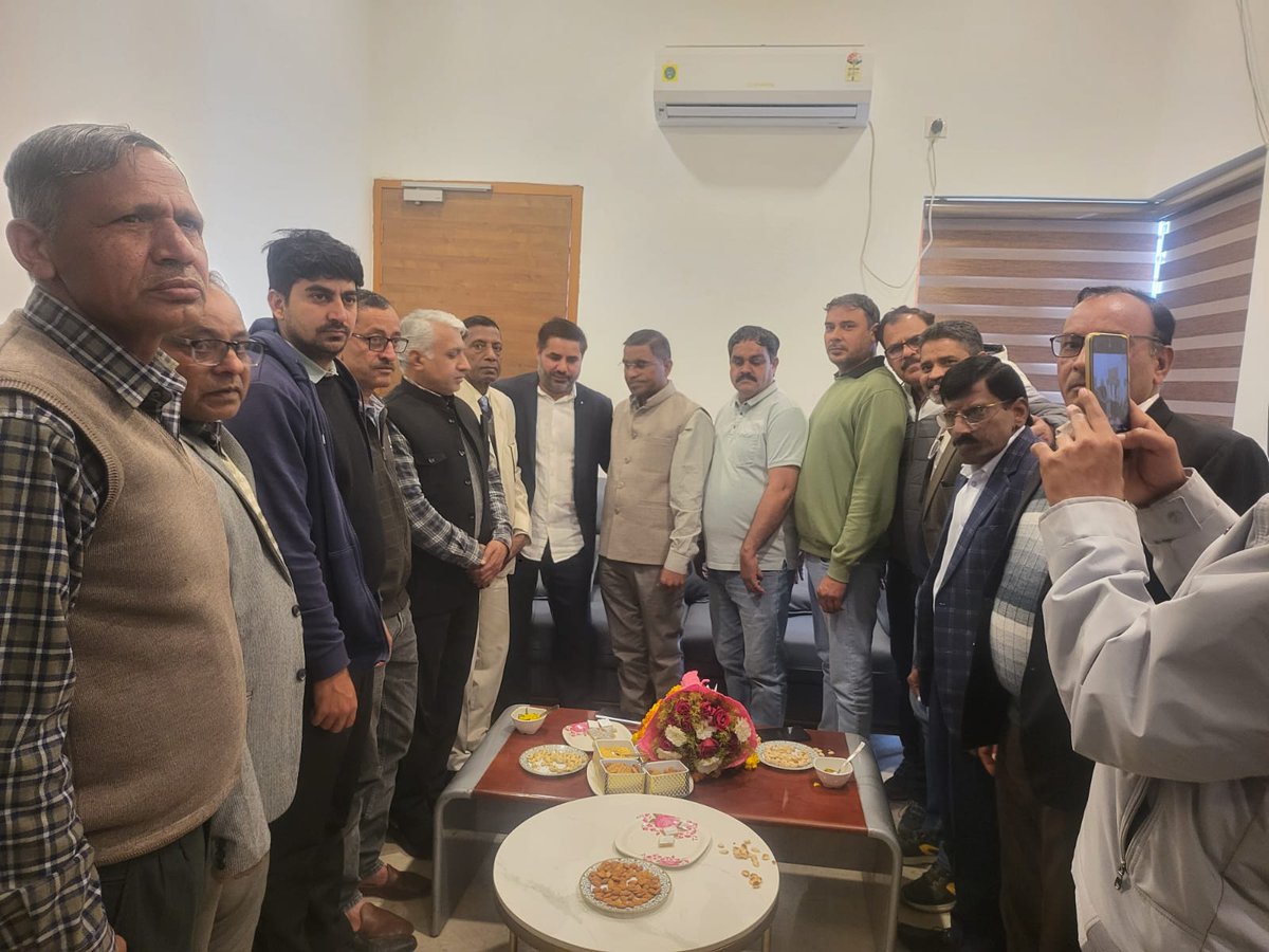 sudeshKataria23's tweet photo. आज #दादरी प्रवास के दौरान हमारा संविधान हमारा स्वाभिमान जन चेतना ट्रस्ट के पदाधिकारियों, समाज के प्रबुद्धजनों और युवा साथियों से मुलाकात कर आत्मीय संवाद किया। इस दौरान  सामाजिक समरता और विभिन्न जनहित के मुद्दों पर सार्थक चर्चा हुई।

आज, इस अवसर पर विगत 31 जनवरी को उमरी में गुरु महाराज जी की जयंती पर आयोजित राज्य स्तरीय समारोह के सफल आयोजन के लिए सभी साथियों को बधाई देकर आभार व्यक्त किया।

आप सभी से मिले स्नेह, सम्मान और वरिष्ठजनों से मिले आशीर्वाद के लिए सभी का हृदय से आभार व्यक्त करता हूँ।