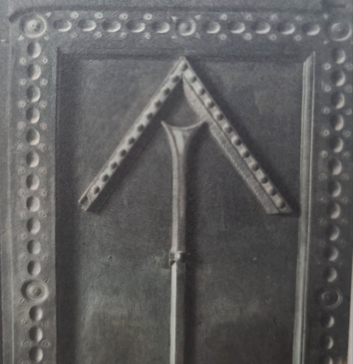 ECNHLC's tweet photo. Sanat tarihi öğrencisinin gündemi:
Ayasofya'nın avludan nartekse açılan ve Ayasofya ile yaşıt olan kapıları, 6. yüzyıldan kalma ve ahşap üzerine metal kaplama. Bronz olarak gösteriliyor ancak teknik analizlerde malzemenin pirince çok daha yakın bir alaşım olduğu ortaya çıkmıştır.
Tam giriş eksenindeki bu anıtsal metal yapıtlar yapı kiliseyken, ana mekâna giriş yönünde çok görkemli hac motiflerinin sergilendigi bir düşey platform oluşturma görevini de üstlenmişler. Kapı kanatlarının alt ve üst bölümlerini oluşturan dikdörtgen panellerin içlerindeki haçların yatay kolları sökülmüş olduğundan haç formları hemen ĥiç anlaşılmıyor. 
Dikey kolları ise eksiksiz duran bu haçlardan, üst panellerin içindekiler iki sütun üzerinde duran bir kemerden oluşan bir mimari kompozisyonun içinde betimlenmiş.