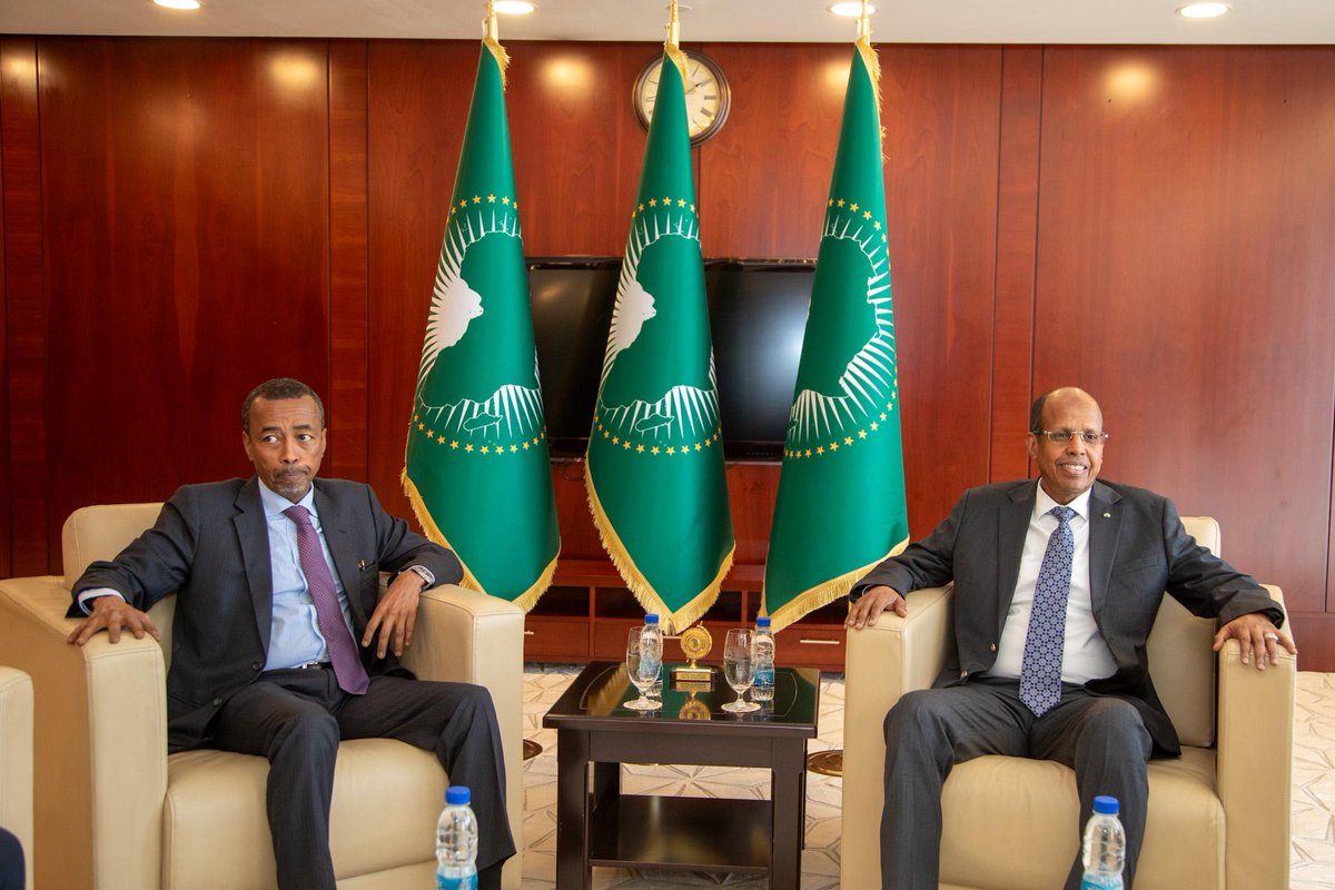 The Chairperson of the AU Commission, H.E. <a href="/ymahmoudali/">Mahmoud Ali youssouf</a> received <a href="/AmbMedIdriss/">Amb Mohamed Idriss F</a> , his Special Envoy for #Madagascar. 

Amb. Idris briefed the Chairperson on progress on the situation in Madagascar to date, noting the commitment of the authorities in Antananarivo to remain on track