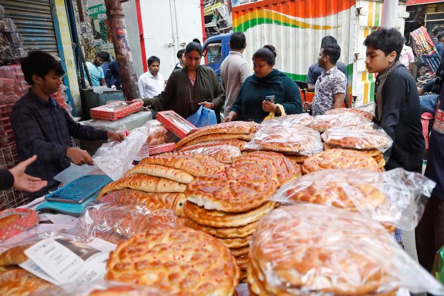 hk_stv's tweet image. 新鲜出炉的孟加拉传统面包 Rooti，香气四溢，芝麻和浆果点缀其上，令人垂涎。Rooti 是孟加拉的主食和重要营养来源，是米饭之外的主要选择，尤其适合早餐或晚餐。你尝过Rooti吗？ #孟加拉美食 #Rooti