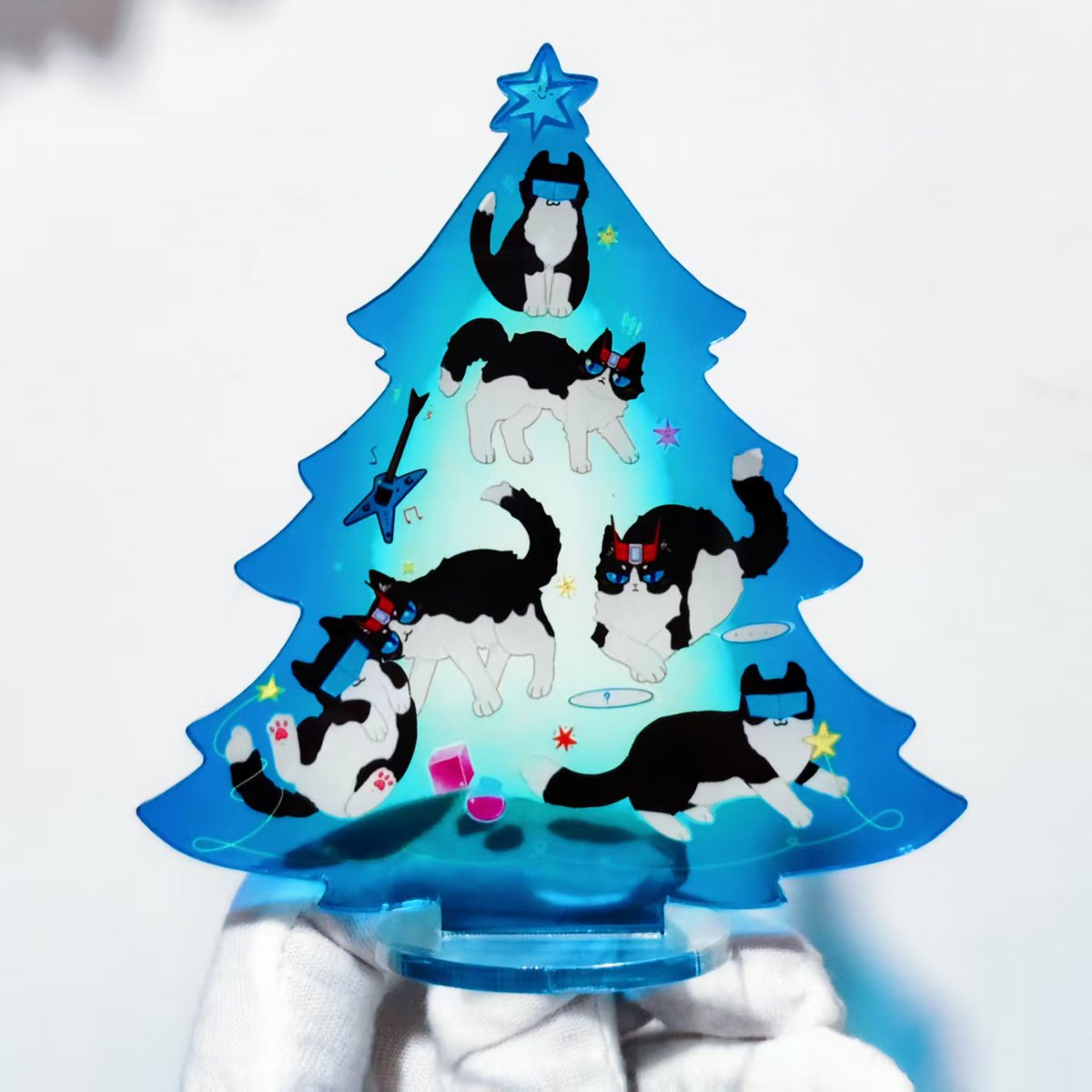 Zoexpersonatoy's tweet photo. 🎄✨ Prowl & Jazz Cats in Christmas Tree Acrylic Standee ✨🎄

Festive + adorable overload! 🐱🎄
This Prowl & Jazz Cats acrylic standee is IN STOCK and ready to ship!
🎨 Art by @FreesiaAcker
🟢🔵 You choose: Green or Blue?

🛒 Shop here:
 https://t.co/1AlK75mF6x

#Transformers #Prowl #Jazz #TFCats #AcrylicStandee #ChristmasGoods #InStock #fanart
