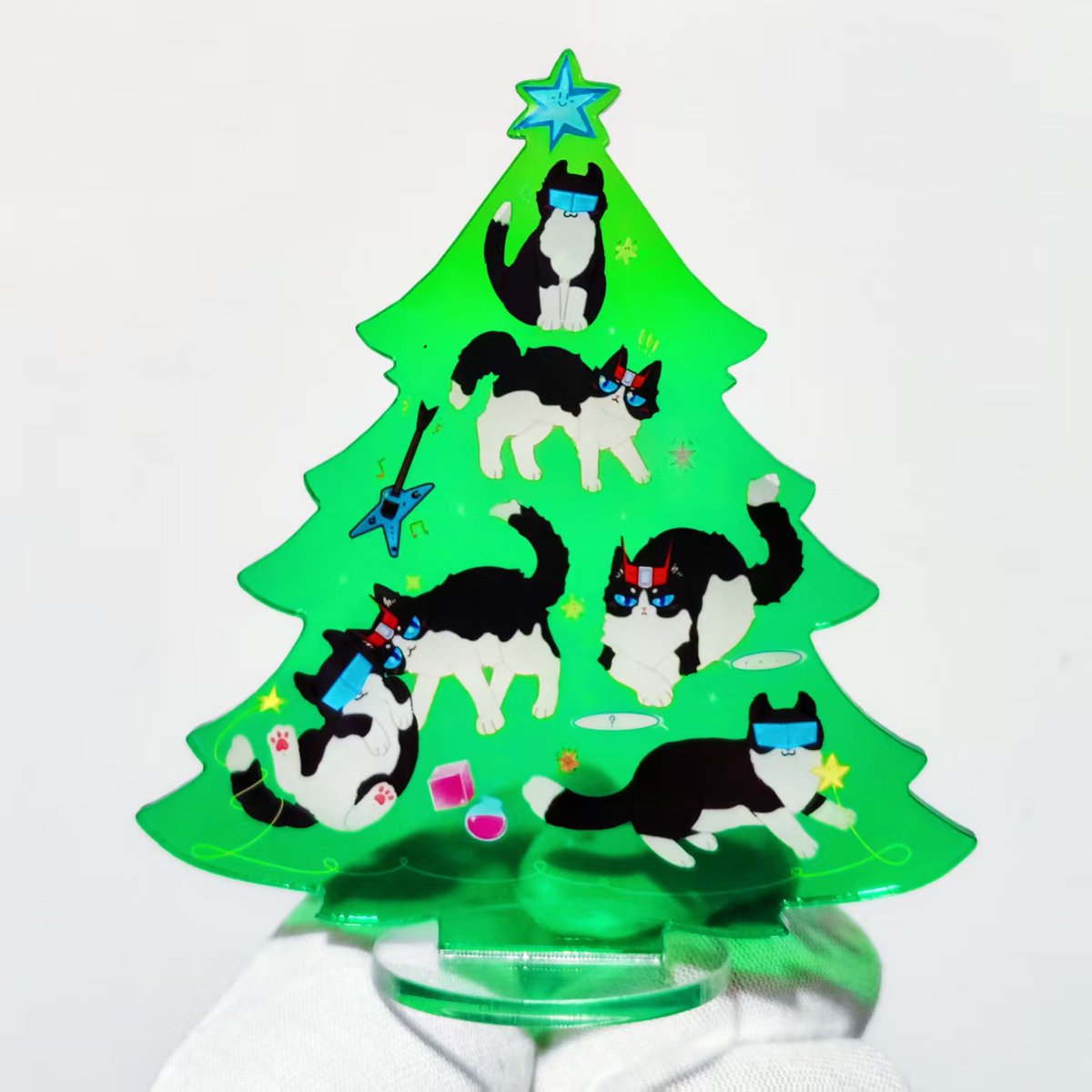 Zoexpersonatoy's tweet photo. 🎄✨ Prowl & Jazz Cats in Christmas Tree Acrylic Standee ✨🎄

Festive + adorable overload! 🐱🎄
This Prowl & Jazz Cats acrylic standee is IN STOCK and ready to ship!
🎨 Art by @FreesiaAcker
🟢🔵 You choose: Green or Blue?

🛒 Shop here:
 https://t.co/1AlK75mF6x

#Transformers #Prowl #Jazz #TFCats #AcrylicStandee #ChristmasGoods #InStock #fanart