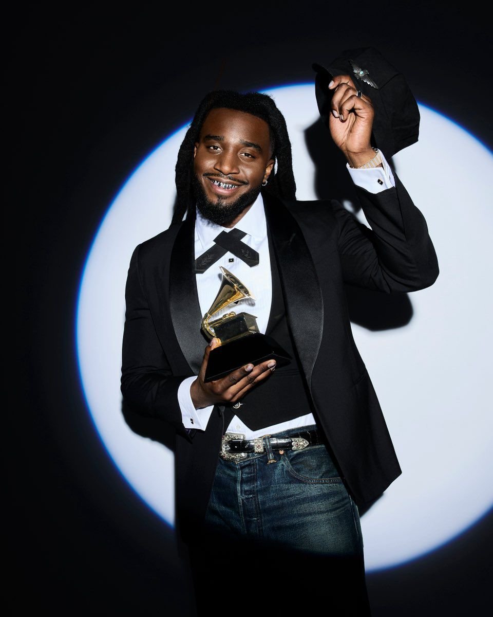 star_afrik's tweet photo. SHABOOZEY SETS THE RECORD STRAIGHT! 🇳🇬🇺🇸

The Nigerian-American star sets the record straight on his #GRAMMYs acceptance speech. 🏆🎤

The official statement is out! ✨👇

#StarAfrikMusik #Shaboozey #Grammys2026 #Nigeria #MusicNews https://t.co/yNSJEvC4uJ