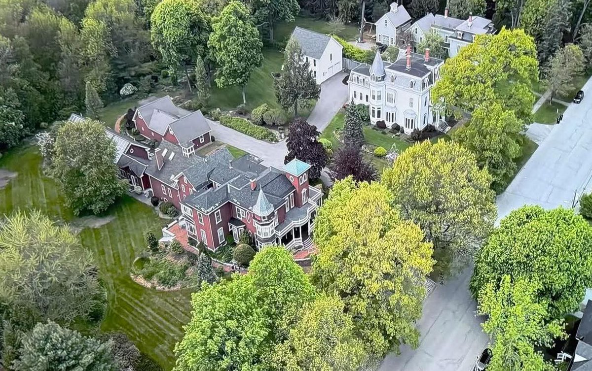 DanieleMengaDM's tweet photo. Che cosa racconta davvero la casa di Stephen King a Bangor? Un luogo reale diventato parte integrante della sua narrativa e della memoria collettiva dei lettori.
https://t.co/1ouVJ1waeu
#stephenking @StephenKing https://t.co/UPBpugNO8o