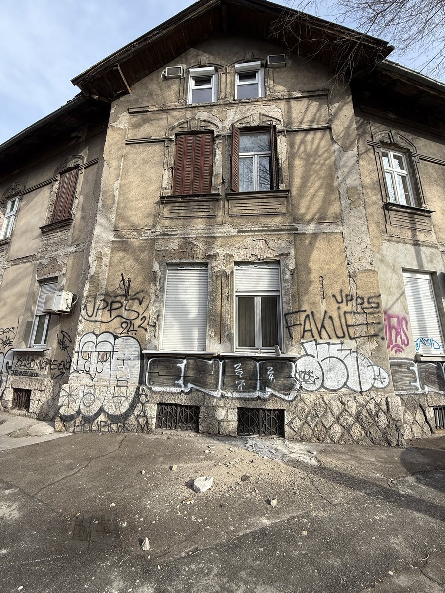 kopte3's tweet photo. @prijavi_problem ugao Gundulicev venac i Venizelosova, otpao veliki deo fasade na trotoar. Molim vas da neko izadje na teren https://t.co/tBXVbZYE9T
