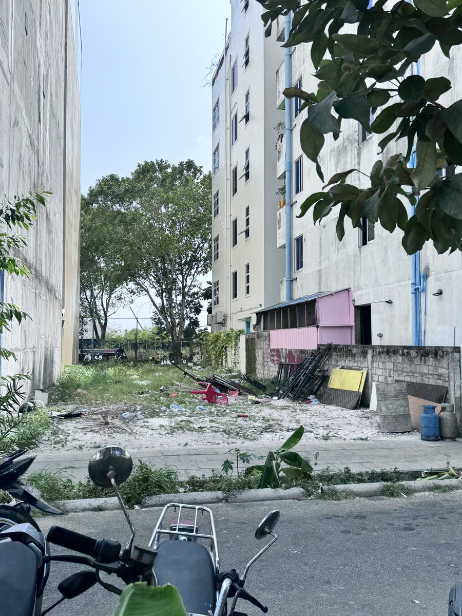 Saneeh7's tweet photo. park kuraane thaneh nuhadhaa aamunnah bodhu ubdhagulakah vefa vaa iru mikamah halleh gehnaane bayaku nuvi? @MaleCitymv @hdcmaldives @presidencymv @pnc_secretariat  sarukaaruge ulhandhu thakah ves nuvadhevey varah parking mahsala bodu vehje. #Hulhumale https://t.co/sPyJzPjfZq