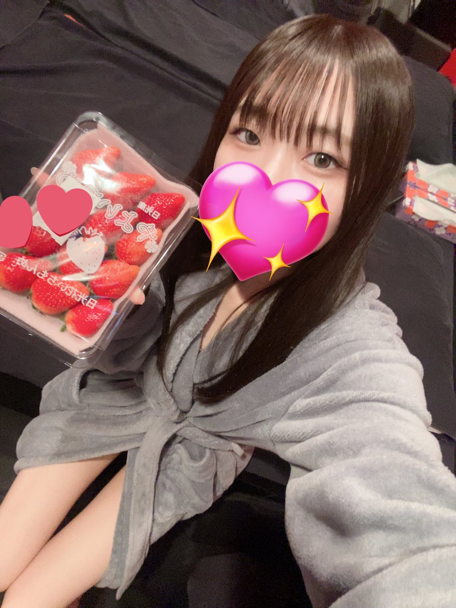 昨日お兄さんがいちごくれた🍓
フルーツ大好きだから嬉しい。
会いに来てくれるのもとっても
嬉しいよ〜、みんなありがとう♡