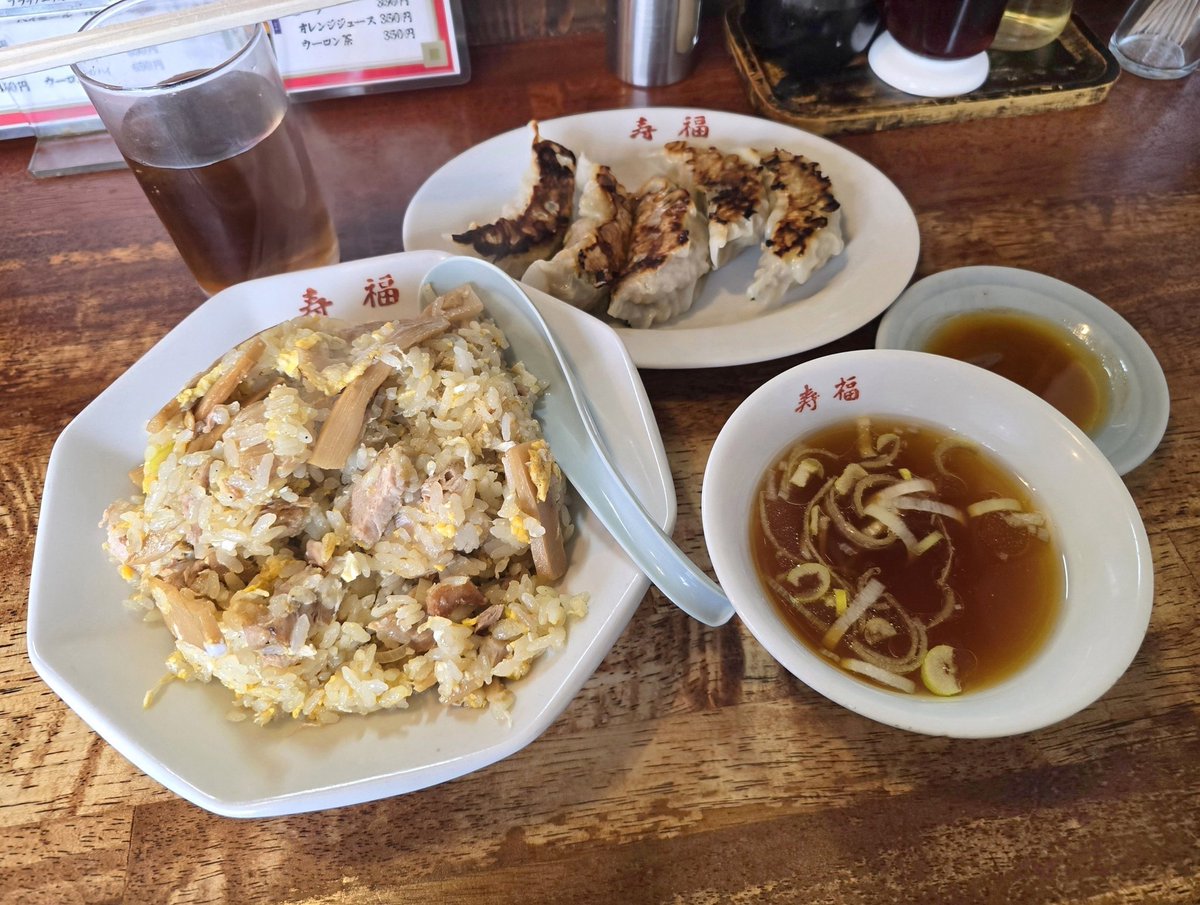 K46749975's tweet photo. 寿福@自由が丘
◾炒飯

行列が絶えない人気町中華
茶色は正義だよね~🤣👌

メンマ食感と🐖ホロ柔豚が具沢山
絶妙な塩味のしっとり炒飯は
空気含んでふわふわほぐれる🩵
マジ？ほっぺが落ちた🤖
笑っちゃう程の😂超超激旨💯

感激の気分UPで⤴
帰り道はスキップだよ🏃‍♀爆
#寿福 https://t.co/1tbEaQbO30