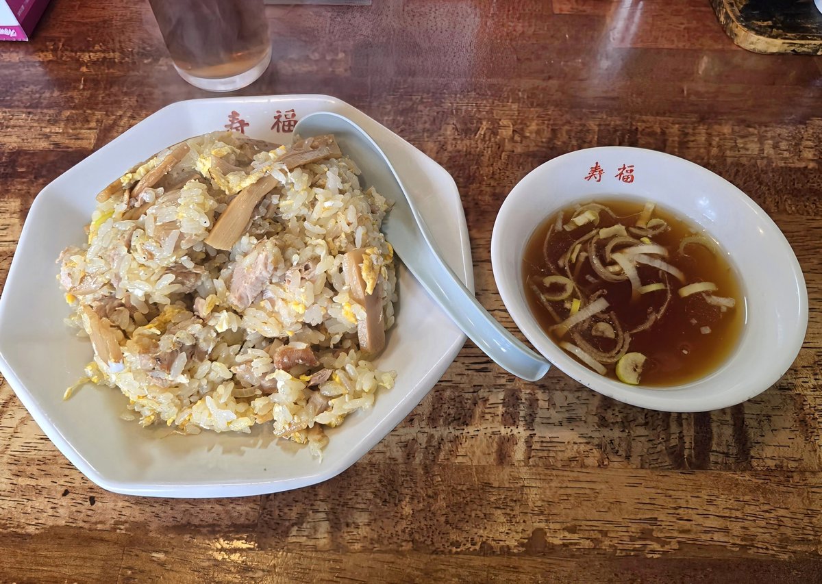 K46749975's tweet photo. 寿福@自由が丘
◾炒飯

行列が絶えない人気町中華
茶色は正義だよね~🤣👌

メンマ食感と🐖ホロ柔豚が具沢山
絶妙な塩味のしっとり炒飯は
空気含んでふわふわほぐれる🩵
マジ？ほっぺが落ちた🤖
笑っちゃう程の😂超超激旨💯

感激の気分UPで⤴
帰り道はスキップだよ🏃‍♀爆
#寿福 https://t.co/1tbEaQbO30